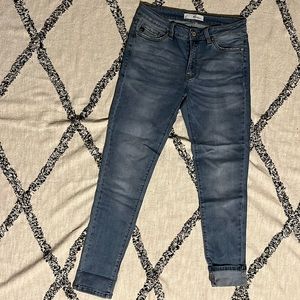 KanCan size 9/28 skinny jeans Inseam approx 30”